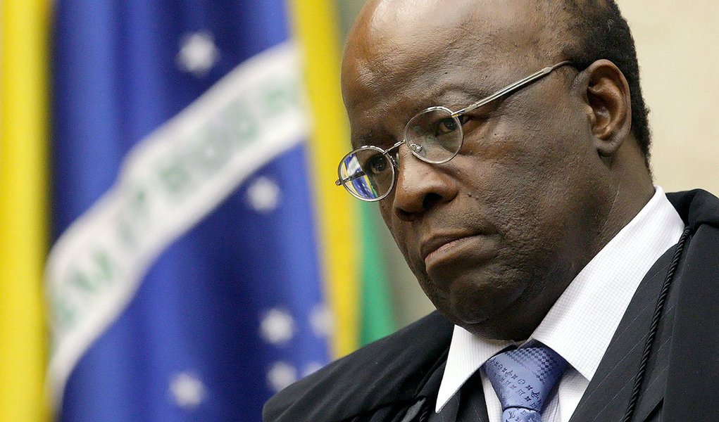 TREs e TSE têm em sua composição quase um terço de advogados; “Há coisa mais absurda que o advogado ter seu escritório durante o dia e a noite se transformar em ministro? Ele julga, às vezes, causas que têm interesses entrecortados”, disse o presidente do Supremo Tribunal Federal (STF), Joaquim Barbosa, criticou nesta terça-feira, durante sessão do Conselho Nacional de Justiça (CNJ)
(Foto: Roberta Namour) TREs e TSE têm em sua composição quase um terço de advogados; “Há coisa mais absurda que o advogado ter seu escritório durante o dia e a noite se transformar em ministro? Ele julga, às vezes, causas que têm interesses entrecortados”, disse o presidente do Supremo Tribunal Federal (STF), Joaquim Barbosa, criticou nesta terça-feira, durante sessão do Conselho Nacional de Justiça (CNJ)