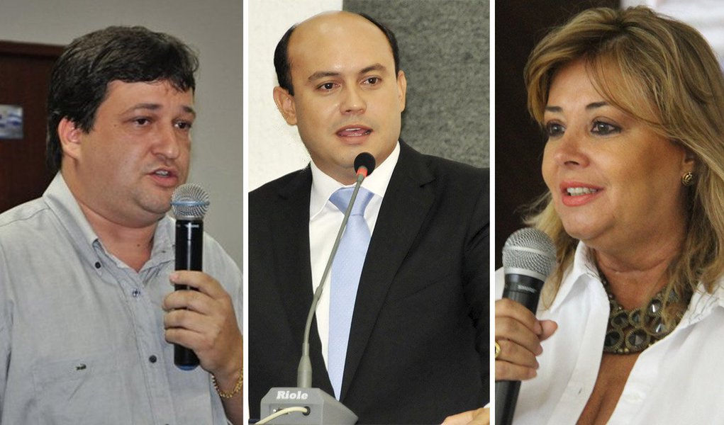 No encontro entre o governador em exercício com os representantes da iniciativa privadas, os empresários entregaram um documento que na prática revoga o aumento das taxas dos cartórios; o governador pediu um prazo para estudar a contraproposta; enquanto isso, na segunda-feira, 10, já está marcada na Assembleia Legislativa uma Audiência Pública para discutir a MP 26; a audiência está sendo organizada pela deputada estadual Luana Ribeiro (PR) e deve começar às 10h (Foto: Aquiles Lins) No encontro entre o governador em exercício com os representantes da iniciativa privadas, os empresários entregaram um documento que na prática revoga o aumento das taxas dos cartórios; o governador pediu um prazo para estudar a contraproposta; enquanto isso, na segunda-feira, 10, já está marcada na Assembleia Legislativa uma Audiência Pública para discutir a MP 26; a audiência está sendo organizada pela deputada estadual Luana Ribeiro (PR) e deve começar às 10h