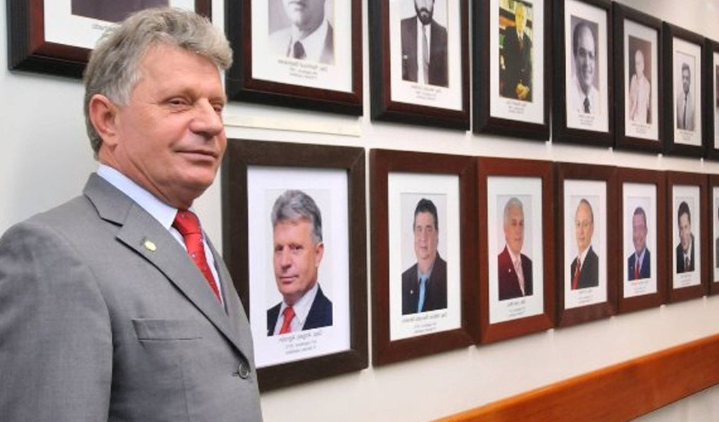 O presidente estadual do PDT, deputado Ângelo Agnolin, reúne líderes do partido nesta segunda-feira, 9, em Palmas, para oficializar a adesão à reeleição do governador Sandoval Cardoso (SD); “O PDT já decidiu, através de seu diretório, e agora vamos fazer o ato de anúncio oficial de apoio à reeleição do governador Sandoval. Vamos fazer isso em bloco, com todas as lideranças do partido, com todos os prefeitos, vice-prefeitos e vereadores para demonstrar a unidade do partido em apoio ao projeto de reeleger Sandoval”, afirmou (Foto: Aquiles Lins) O presidente estadual do PDT, deputado Ângelo Agnolin, reúne líderes do partido nesta segunda-feira, 9, em Palmas, para oficializar a adesão à reeleição do governador Sandoval Cardoso (SD); “O PDT já decidiu, através de seu diretório, e agora vamos fazer o ato de anúncio oficial de apoio à reeleição do governador Sandoval. Vamos fazer isso em bloco, com todas as lideranças do partido, com todos os prefeitos, vice-prefeitos e vereadores para demonstrar a unidade do partido em apoio ao projeto de reeleger Sandoval”, afirmou