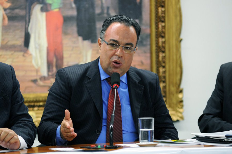 Parlamentar do PT entregou carta de renúncia à 1ª vice-presidência da Câmara dos Deputados, mas desistiu de renunciar ao mandato de deputado; segundo membros da bancada do partido, André Vargas teria tomado a decisão depois de concluir que a renúncia não interromperia o processo de cassação aberto no Conselho de Ética da Casa (Foto: Gisele Federicce) Parlamentar do PT entregou carta de renúncia à 1ª vice-presidência da Câmara dos Deputados, mas desistiu de renunciar ao mandato de deputado; segundo membros da bancada do partido, André Vargas teria tomado a decisão depois de concluir que a renúncia não interromperia o processo de cassação aberto no Conselho de Ética da Casa