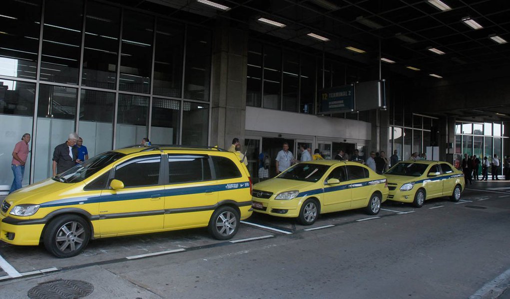 Com os novos valores, a tarifa dos táxis convencionais, os amarelinhos, que rodam no município do Rio de Janeiro, terão a bandeirada no valor de R$ 4,80 a partir do dia 2 de janeiro, informou a Prefeitura do Rio de Janeiro (Foto: Gisele Federicce) Com os novos valores, a tarifa dos táxis convencionais, os amarelinhos, que rodam no município do Rio de Janeiro, terão a bandeirada no valor de R$ 4,80 a partir do dia 2 de janeiro, informou a Prefeitura do Rio de Janeiro