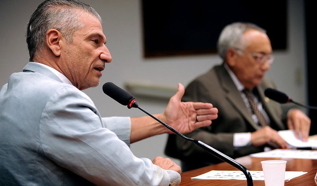 Relator do Plano Nacional de Educação (PNE), deputado Ângelo Vanhoni (PT-PR), disse que, em pelo menos dois pontos, o PNE já deve causar mudanças profundas na educação: a inclusão de todas as crianças de 4 a 5 anos nas escolas e a valorização do magistério; texto agora segue para sanção da presidenta Dilma Rousseff (Foto: Roberta Namour) Relator do Plano Nacional de Educação (PNE), deputado Ângelo Vanhoni (PT-PR), disse que, em pelo menos dois pontos, o PNE já deve causar mudanças profundas na educação: a inclusão de todas as crianças de 4 a 5 anos nas escolas e a valorização do magistério; texto agora segue para sanção da presidenta Dilma Rousseff