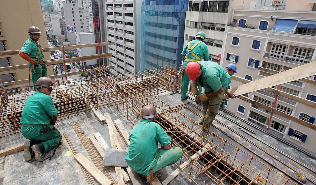 PIB brasileiro caiu 0,5% no período, em relação ao trimestre anterior; para a OCDE, esse resultado pode ser explicado em parte como reflexo do "notável" crescimento de 1,8% no segundo trimestre; entre as principais economias do mundo, a França também apresentou queda e a China teve o maior crescimento (2,2%) (Foto: Gisele Federicce) PIB brasileiro caiu 0,5% no período, em relação ao trimestre anterior; para a OCDE, esse resultado pode ser explicado em parte como reflexo do "notável" crescimento de 1,8% no segundo trimestre; entre as principais economias do mundo, a França também apresentou queda e a China teve o maior crescimento (2,2%)
