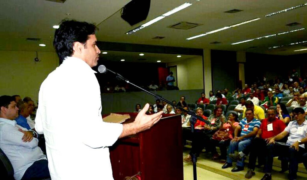 "O que vimos nesses 25 anos é a alternância de poder. A população está mais amadurecida e quer agora uma alternativa nova. Uma alternativa que apresente um projeto de mudança real para o Estado”, disse em discurso o pré-candidato do PV a governador, Marcelo Lelis; o pré-candidato a governador pelo PMDB e ex-governador, Marcelo Miranda, que também participou do encontro, não deve ter gostado de ouvir o discurso de deputado Marcelo Lélis; Miranda foi um dos que, nos últimos 25 anos, alternou-se no poder junto com o ex-governador Siqueira Campos (PSDB), não sendo um nome propriamente novo no cenário político (Foto: Aquiles Lins) "O que vimos nesses 25 anos é a alternância de poder. A população está mais amadurecida e quer agora uma alternativa nova. Uma alternativa que apresente um projeto de mudança real para o Estado”, disse em discurso o pré-candidato do PV a governador, Marcelo Lelis; o pré-candidato a governador pelo PMDB e ex-governador, Marcelo Miranda, que também participou do encontro, não deve ter gostado de ouvir o discurso de deputado Marcelo Lélis; Miranda foi um dos que, nos últimos 25 anos, alternou-se no poder junto com o ex-governador Siqueira Campos (PSDB), não sendo um nome propriamente novo no cenário político