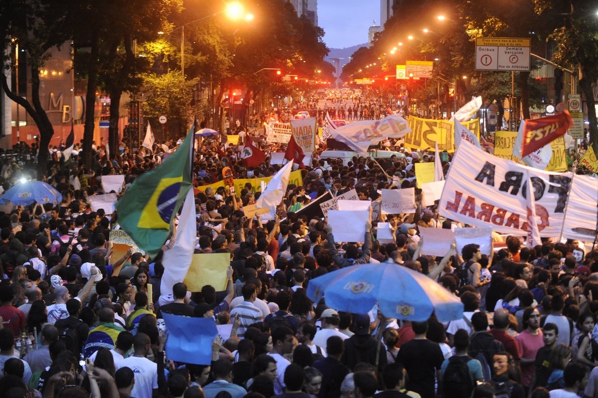 Seis meses depois das manifestações que tiveram como motivação inicial a suspensão do aumento das passagens de ônibus, nenhum avanço foi observado pelos usuários de transporte público no Rio; CPI chegou a ser criada na Câmara Municipal, mas está parada na Justiça e usuários reclamam a estrutura precária e más condições no transporte público (Foto: José Barbacena) Seis meses depois das manifestações que tiveram como motivação inicial a suspensão do aumento das passagens de ônibus, nenhum avanço foi observado pelos usuários de transporte público no Rio; CPI chegou a ser criada na Câmara Municipal, mas está parada na Justiça e usuários reclamam a estrutura precária e más condições no transporte público