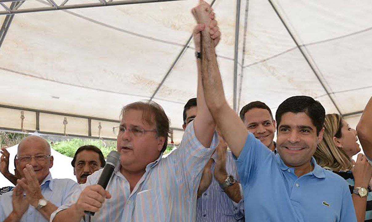Quase igualmente a ACM Neto em 2012, Geddel Vieira Lima irá para a árdua disputa pelo governo da Bahia em 2014 sem as máquinas do estado e da União, que estarão com o desconhecido Rui Costa, candidato de Jaques Wagner; mas o detalhe fica no 'quase'; Geddel terá com ele exatamente ACM Neto, que em um ano de mandato já começa a melhorar a autoestima do soteropolitano após os oito anos de abandono ao qual a cidade foi inserida; Geddel disse ainda em 2010 que seria candidato em 2014 e vem cumprindo sua promessa (Foto: Romulo Faro) Quase igualmente a ACM Neto em 2012, Geddel Vieira Lima irá para a árdua disputa pelo governo da Bahia em 2014 sem as máquinas do estado e da União, que estarão com o desconhecido Rui Costa, candidato de Jaques Wagner; mas o detalhe fica no 'quase'; Geddel terá com ele exatamente ACM Neto, que em um ano de mandato já começa a melhorar a autoestima do soteropolitano após os oito anos de abandono ao qual a cidade foi inserida; Geddel disse ainda em 2010 que seria candidato em 2014 e vem cumprindo sua promessa