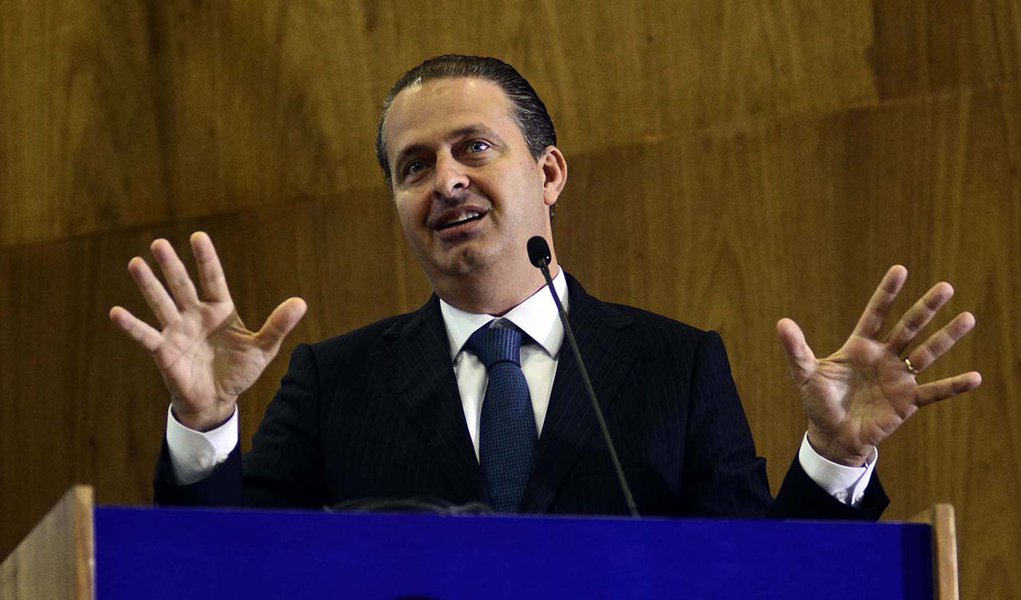 Apesar das pressões e declarações feitas por integrantes da cúpula do PSB em prol da sua candidatura presidencial já em 2014, o governador de Pernambuco, Eduardo Campos,disse que o encontro realizado no Recife não serviu para discutir questões ligadas as disputas estaduais e nem ao processo nacional; "Nós não abrimos o debate sobre sucessão estadual nem nacional porque achamos que o quadro ainda não está claro, nem é o tempo certo. Não estão dadas as circunstâncias em que a eleição vai se dar”, disse (Foto: Paulo Emílio) Apesar das pressões e declarações feitas por integrantes da cúpula do PSB em prol da sua candidatura presidencial já em 2014, o governador de Pernambuco, Eduardo Campos,disse que o encontro realizado no Recife não serviu para discutir questões ligadas as disputas estaduais e nem ao processo nacional; "Nós não abrimos o debate sobre sucessão estadual nem nacional porque achamos que o quadro ainda não está claro, nem é o tempo certo. Não estão dadas as circunstâncias em que a eleição vai se dar”, disse