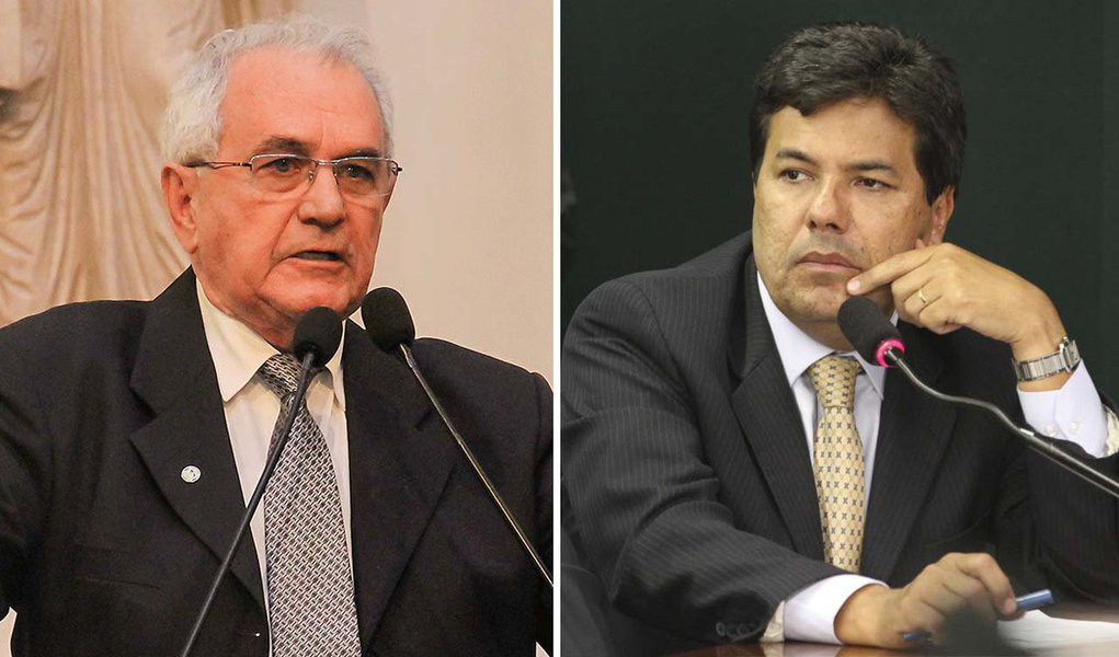 O deputado federal e presidente do DEM em Pernambuco, Mendonça Filho, afirmou que a legenda mantém conversas avançadas com o governador do Estado e presidenciável pelo PSB, Eduardo Campos, com relação ao pleito de outubro; o apoio oficial do DEM à pré-candidatura do secretário da Fazenda, Paulo Câmara (PSB), pelo Palácio do Campo das Princesas, entretanto, só não teria saído ainda devido à situação do deputado estadual Maviael Cavalcanti (PT), único representante da legenda na Assembleia Legislativa, que já declarou apoio à chapa encabeçada pelo senador Armando Monteiro (PTB) (Foto: Paulo Emílio) O deputado federal e presidente do DEM em Pernambuco, Mendonça Filho, afirmou que a legenda mantém conversas avançadas com o governador do Estado e presidenciável pelo PSB, Eduardo Campos, com relação ao pleito de outubro; o apoio oficial do DEM à pré-candidatura do secretário da Fazenda, Paulo Câmara (PSB), pelo Palácio do Campo das Princesas, entretanto, só não teria saído ainda devido à situação do deputado estadual Maviael Cavalcanti (PT), único representante da legenda na Assembleia Legislativa, que já declarou apoio à chapa encabeçada pelo senador Armando Monteiro (PTB)