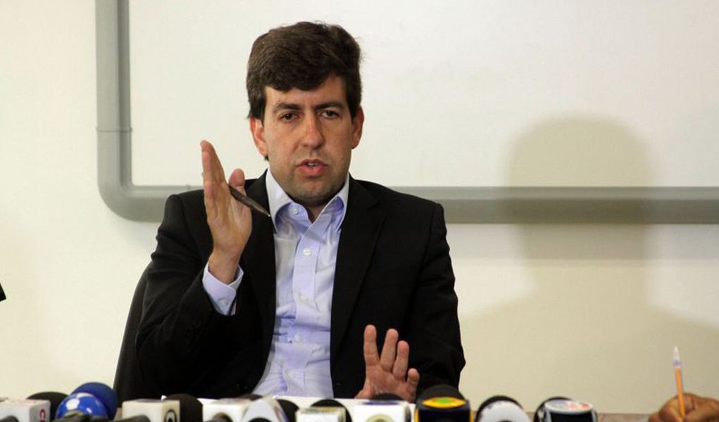"É importante ressaltar que o local deve estar sinalizado e a via pública desobstruída. Em caso de acidentes, o responsável pela estrutura responderá civil e criminalmente", afirma Silvio Pinheiro, titular da Superintendência de Controle e Ordenamento do Uso do Solo do Município (Sucom) (Foto: Romulo Faro) "É importante ressaltar que o local deve estar sinalizado e a via pública desobstruída. Em caso de acidentes, o responsável pela estrutura responderá civil e criminalmente", afirma Silvio Pinheiro, titular da Superintendência de Controle e Ordenamento do Uso do Solo do Município (Sucom)