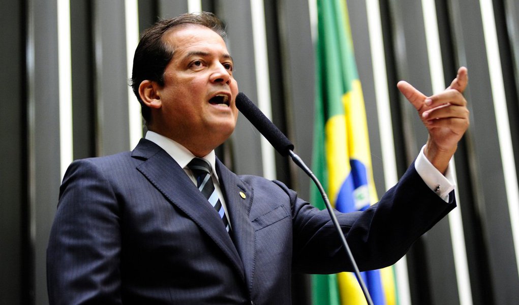 O deputado federal Eduardo Gomes classificou como "denúncias vazias para trazer uma agenda negativa ao Estado" as críticas dos senadores Ataídes Oliveira (Pros) e Kátia Abreu (PMDB) ao governo do Estado; "Os adversários — ainda bem que são poucos — têm, sistematicamente, usado a tribuna da Câmara e, principalmente, a do Senado, para difamar o Estado do Tocantins e para imprimir uma agenda negativa, que não tem relação com aquilo que nós buscamos para o nosso Estado"; aliados do governador Sandoval Cardoso (SD) aderem ao "bateu, levou" contra a oposição (Foto: Aquiles Lins) O deputado federal Eduardo Gomes classificou como "denúncias vazias para trazer uma agenda negativa ao Estado" as críticas dos senadores Ataídes Oliveira (Pros) e Kátia Abreu (PMDB) ao governo do Estado; "Os adversários — ainda bem que são poucos — têm, sistematicamente, usado a tribuna da Câmara e, principalmente, a do Senado, para difamar o Estado do Tocantins e para imprimir uma agenda negativa, que não tem relação com aquilo que nós buscamos para o nosso Estado"; aliados do governador Sandoval Cardoso (SD) aderem ao "bateu, levou" contra a oposição