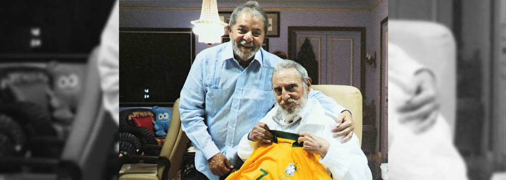 Ex-presidente Luiz Inácio Lula da Silva entregou uma camisa da seleção brasileira ao ex-presidente cubano Fidel Castro; em Havana, Lula discute momento da esquerda na América Latina; crise política na Venezuela, econômica na Argentina e eleições no Brasil podem mudar correlação de forças abruptamente (Foto: Roberta Namour) Ex-presidente Luiz Inácio Lula da Silva entregou uma camisa da seleção brasileira ao ex-presidente cubano Fidel Castro; em Havana, Lula discute momento da esquerda na América Latina; crise política na Venezuela, econômica na Argentina e eleições no Brasil podem mudar correlação de forças abruptamente