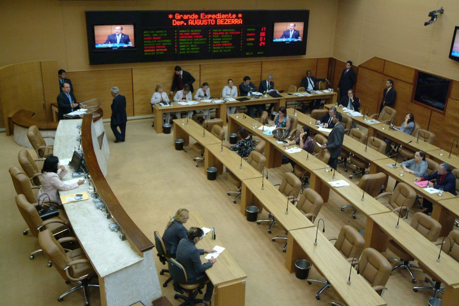 Agora a propositura que estabelece o teto de gastos que o governo do Estado poderá gastar em 2014 volta para ser apreciada, em 2ª discussão pelos membros da Comissão de Economia, Finanças, Orçamento e Tributação da Assembleia Legislativa; polêmicas costumam surgir na 3ª discussão quando os parlamentares apresentam suas emendas; estão previstos investimentos de R$ 1,1 bilhão para a Saúde, R$ 1 bilhão para Educação e R$ 894 milhões para Segurança Pública (Foto: Valter Lima) Agora a propositura que estabelece o teto de gastos que o governo do Estado poderá gastar em 2014 volta para ser apreciada, em 2ª discussão pelos membros da Comissão de Economia, Finanças, Orçamento e Tributação da Assembleia Legislativa; polêmicas costumam surgir na 3ª discussão quando os parlamentares apresentam suas emendas; estão previstos investimentos de R$ 1,1 bilhão para a Saúde, R$ 1 bilhão para Educação e R$ 894 milhões para Segurança Pública