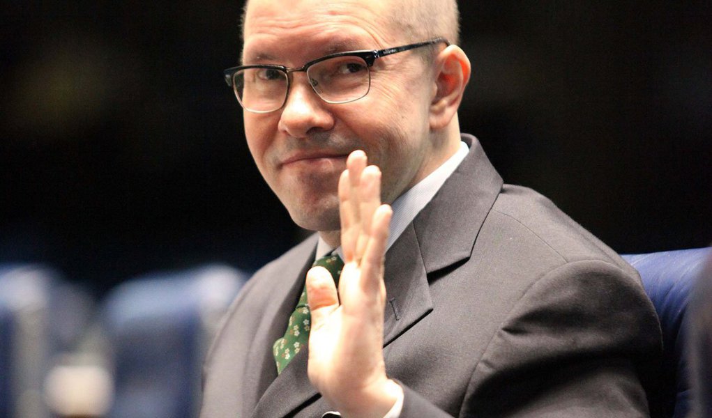 Por decisão do Conselho Nacional do Ministério Público (CNMP), ex-parlamentar está afastado da Justiça em Goiás desde 2012; ex-senador é alvo de processo disciplinar por supostas ligações com Carlinhos Cachoeira; Demóstenes alega que o afastamento é ilegal, por ter alcançado o prazo máximo definido pela norma do MP-GO (Foto: Roberta Namour) Por decisão do Conselho Nacional do Ministério Público (CNMP), ex-parlamentar está afastado da Justiça em Goiás desde 2012; ex-senador é alvo de processo disciplinar por supostas ligações com Carlinhos Cachoeira; Demóstenes alega que o afastamento é ilegal, por ter alcançado o prazo máximo definido pela norma do MP-GO