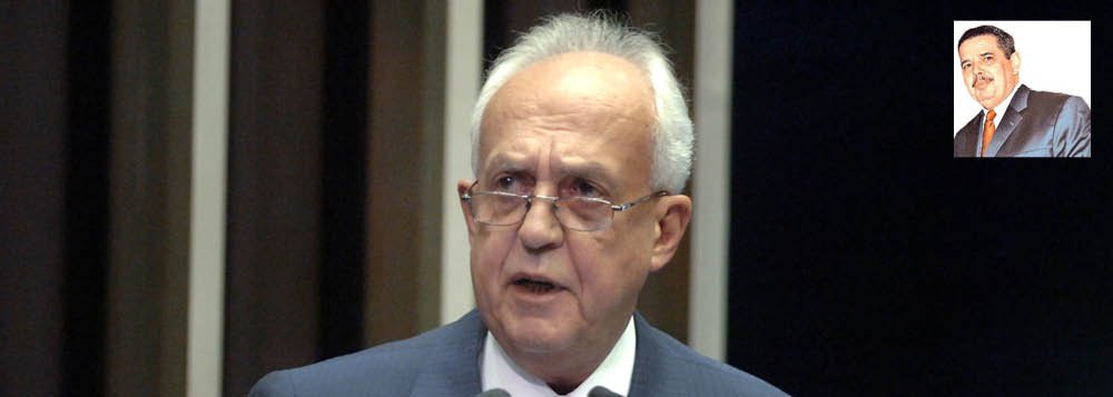 Comando do PMDB em Pernambuco pode sair das mãos do senador Jarbas Vasconcelos, que, embora não seja presidente, é o principal nome da sigla em nível local; a informação é do colunista Cláudio Humberto; o motivo da rifada em cima do parlamentar seria o fato de o congressista apoiar a candidatura presidencial do governador de Pernambuco, Eduardo Campos (PSB), enquanto os peemedebistas apoiarão reeleição da presidente Dilma; o ataque a Jarbas também faz parte de uma estratégia do partido em lançar pelo menos 20 candidaturas estaduais; postulação própria no estado não está descartada (Foto: Leonardo Lucena) Comando do PMDB em Pernambuco pode sair das mãos do senador Jarbas Vasconcelos, que, embora não seja presidente, é o principal nome da sigla em nível local; a informação é do colunista Cláudio Humberto; o motivo da rifada em cima do parlamentar seria o fato de o congressista apoiar a candidatura presidencial do governador de Pernambuco, Eduardo Campos (PSB), enquanto os peemedebistas apoiarão reeleição da presidente Dilma; o ataque a Jarbas também faz parte de uma estratégia do partido em lançar pelo menos 20 candidaturas estaduais; postulação própria no estado não está descartada