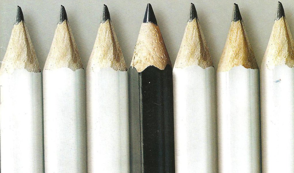 Estudo do Ipea mostra que, embora proporção de negros em atividades públicas seja alto, continua havendo desigualdade no acesso a funções com salários elevados e na ocupação de melhores colocações; cotas raciais para servidores já existem em quatro estados e 46 municípios desde 2002, com sucesso na maioria; diretriz do governo é uma necessidade, pois vai ao encontro de percentuais muito destoantes entre negros e brancos no mercado de trabalho brasileiro nas últimas décadas
(Foto: Valter Lima) Estudo do Ipea mostra que, embora proporção de negros em atividades públicas seja alto, continua havendo desigualdade no acesso a funções com salários elevados e na ocupação de melhores colocações; cotas raciais para servidores já existem em quatro estados e 46 municípios desde 2002, com sucesso na maioria; diretriz do governo é uma necessidade, pois vai ao encontro de percentuais muito destoantes entre negros e brancos no mercado de trabalho brasileiro nas últimas décadas