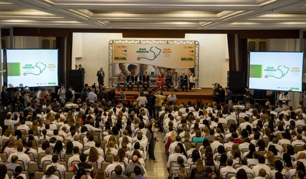 A partir da próxima semana, o Rio Grande do Sul contará com 422 novos profissionais cubanos que atuarão no atendimento em atenção básica de 200 municípios gaúchos; com a chegada desses profissionais, o estado passa a contar com 1.065 médicos oriundos do programa Mais Médicos; os números foram anunciados durante o encerramento da semana de acolhimento do 4º Ciclo do Programa Mais Médicos, em Porto Alegre (Foto: Leonardo Lucena) A partir da próxima semana, o Rio Grande do Sul contará com 422 novos profissionais cubanos que atuarão no atendimento em atenção básica de 200 municípios gaúchos; com a chegada desses profissionais, o estado passa a contar com 1.065 médicos oriundos do programa Mais Médicos; os números foram anunciados durante o encerramento da semana de acolhimento do 4º Ciclo do Programa Mais Médicos, em Porto Alegre