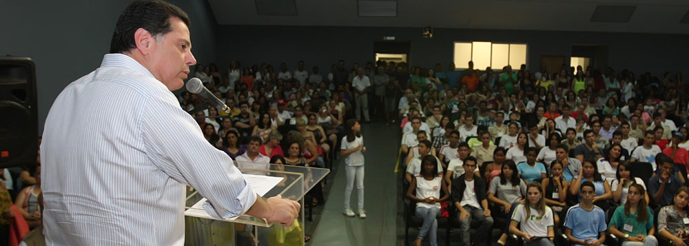 Assunto: Entrega do Pr�mio "Poupan�a Aluno".
Local: Itumbiara.
Na foto: Governador Marconi.
Data: 10.12.13
Foto: Henrique Luiz
(Foto: Realle Palazzo-Martini) Assunto: Entrega do Pr�mio "Poupan�a Aluno".
Local: Itumbiara.
Na foto: Governador Marconi.
Data: 10.12.13
Foto: Henrique Luiz