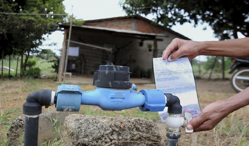 Pelas normas anteriores, cerca de 20 mil famílias no Estado já são beneficiadas com a Tarifa Social e, segundo a Agência Tocantinense de Regulação, Controle e Fiscalização de Serviços Públicos (ATR), com os novos critérios - estabelecidos por meio da Resolução nº 090/2014 – a expectativa é que este número seja ampliado. O total de beneficiados, conforme cálculos preliminares,poderá até dobrar, chegando a 40 mil famílias pagando a conta de água com desconto de 69%; a tarifa normal de 0 a 10 m3 custa em torno de R$ 28; com a tarifa social, os mesmos 10 m3 vão custar para o usuário R$ 8,50 (Foto: Aquiles Lins) Pelas normas anteriores, cerca de 20 mil famílias no Estado já são beneficiadas com a Tarifa Social e, segundo a Agência Tocantinense de Regulação, Controle e Fiscalização de Serviços Públicos (ATR), com os novos critérios - estabelecidos por meio da Resolução nº 090/2014 – a expectativa é que este número seja ampliado. O total de beneficiados, conforme cálculos preliminares,poderá até dobrar, chegando a 40 mil famílias pagando a conta de água com desconto de 69%; a tarifa normal de 0 a 10 m3 custa em torno de R$ 28; com a tarifa social, os mesmos 10 m3 vão custar para o usuário R$ 8,50