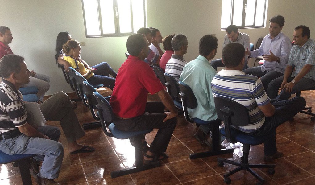 Durante reunião com vereadores de Tupiratins, na sexta edição do Movimento por uma Alternativa de Mudança, realizado pelo Partido Verde, o pré-candidato a governador Marcelo Lelis disse para os deputados estaduais ficarem atentos com essa "vontade das ruas", pois podem ser cobrados em suas bases eleitorais e sofrerem a consequência na eleição de outubro (Foto: Aquiles Lins) Durante reunião com vereadores de Tupiratins, na sexta edição do Movimento por uma Alternativa de Mudança, realizado pelo Partido Verde, o pré-candidato a governador Marcelo Lelis disse para os deputados estaduais ficarem atentos com essa "vontade das ruas", pois podem ser cobrados em suas bases eleitorais e sofrerem a consequência na eleição de outubro