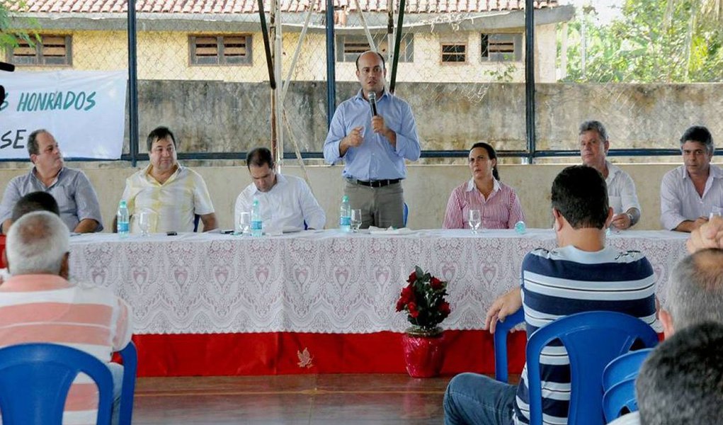 O ministro da Pesca e Aquicultura, Eduardo Lopes, disse que em até seis meses espera concluir a licitação para que os produtores de São Salvador e Peixe possam instalar os tanques rede nos reservatórios das duas usinas hidrelétricas, que são produzem 10 vezes mais peixes do que no modelo de tanques escavados; o governador Sandoval Cardoso (SD) afirmou que o governo do Estado dará o suporte necessário, tanto na questão ambiental, quando na infraestrutura das estradas até chegar nos reservatórios (Foto: Aquiles Lins) O ministro da Pesca e Aquicultura, Eduardo Lopes, disse que em até seis meses espera concluir a licitação para que os produtores de São Salvador e Peixe possam instalar os tanques rede nos reservatórios das duas usinas hidrelétricas, que são produzem 10 vezes mais peixes do que no modelo de tanques escavados; o governador Sandoval Cardoso (SD) afirmou que o governo do Estado dará o suporte necessário, tanto na questão ambiental, quando na infraestrutura das estradas até chegar nos reservatórios