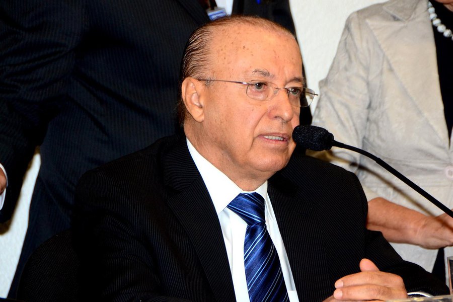 Senador Valadares (PSB) revela que, na conversa com o governador Jackson Barreto (PMDB), na última quinta (10), ele lhe garantiu que "não tem nenhum compromisso na chapa majoritária com nenhum dos partidos políticos"; ainda assim, mesmo diante da possibilidade do PSB ser um dos nomes da chapa governista, o senador diz ser muito difícil voltar ao grupo; ele diz que sua candidatura é uma possibilidade "muito viável de acontecer" e ressalta que "quanto mais gente no jogo, melhor é a partida" (Foto: Valter Lima) Senador Valadares (PSB) revela que, na conversa com o governador Jackson Barreto (PMDB), na última quinta (10), ele lhe garantiu que "não tem nenhum compromisso na chapa majoritária com nenhum dos partidos políticos"; ainda assim, mesmo diante da possibilidade do PSB ser um dos nomes da chapa governista, o senador diz ser muito difícil voltar ao grupo; ele diz que sua candidatura é uma possibilidade "muito viável de acontecer" e ressalta que "quanto mais gente no jogo, melhor é a partida"