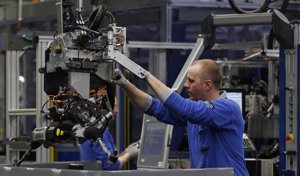 O Produto Interno Bruto (PIB) do Paraná cresceu 2,8% no primeiro trimestre deste ano no comparativo com o mesmo período de 2013. No acumulado de 12 meses o crescimento foi de 3,7%; as duas taxas foram puxadas pela atividade da indústria e são maiores que a média do Brasil; os números estaduais foram divulgados pelo Instituto Paranaense de Desenvolvimento Econômico e Social (Ipardes) (Foto: Leonardo Lucena) O Produto Interno Bruto (PIB) do Paraná cresceu 2,8% no primeiro trimestre deste ano no comparativo com o mesmo período de 2013. No acumulado de 12 meses o crescimento foi de 3,7%; as duas taxas foram puxadas pela atividade da indústria e são maiores que a média do Brasil; os números estaduais foram divulgados pelo Instituto Paranaense de Desenvolvimento Econômico e Social (Ipardes)