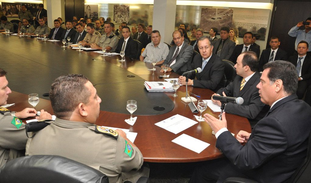 Durante reunião com a cúpula da Segurança Pública nesta quinta-feira (17), governador determinou mudanças na metodologia de trabalho para diminuir em 10% o número de homicídios neste ano; na primeira avaliação trimestral do programa Goiás Cidadão Seguro (ocorrida no final de março) foi verificado que em 14 das 36 Áreas Integradas de Segurança Pública as metas não foram atingidas; Marconi destacou que prioridade é reduzir os assassinatos, trabalho que, diz, terá reflexos na diminuição da criminalidade como um todo (Foto: Realle Palazzo-Martini) Durante reunião com a cúpula da Segurança Pública nesta quinta-feira (17), governador determinou mudanças na metodologia de trabalho para diminuir em 10% o número de homicídios neste ano; na primeira avaliação trimestral do programa Goiás Cidadão Seguro (ocorrida no final de março) foi verificado que em 14 das 36 Áreas Integradas de Segurança Pública as metas não foram atingidas; Marconi destacou que prioridade é reduzir os assassinatos, trabalho que, diz, terá reflexos na diminuição da criminalidade como um todo