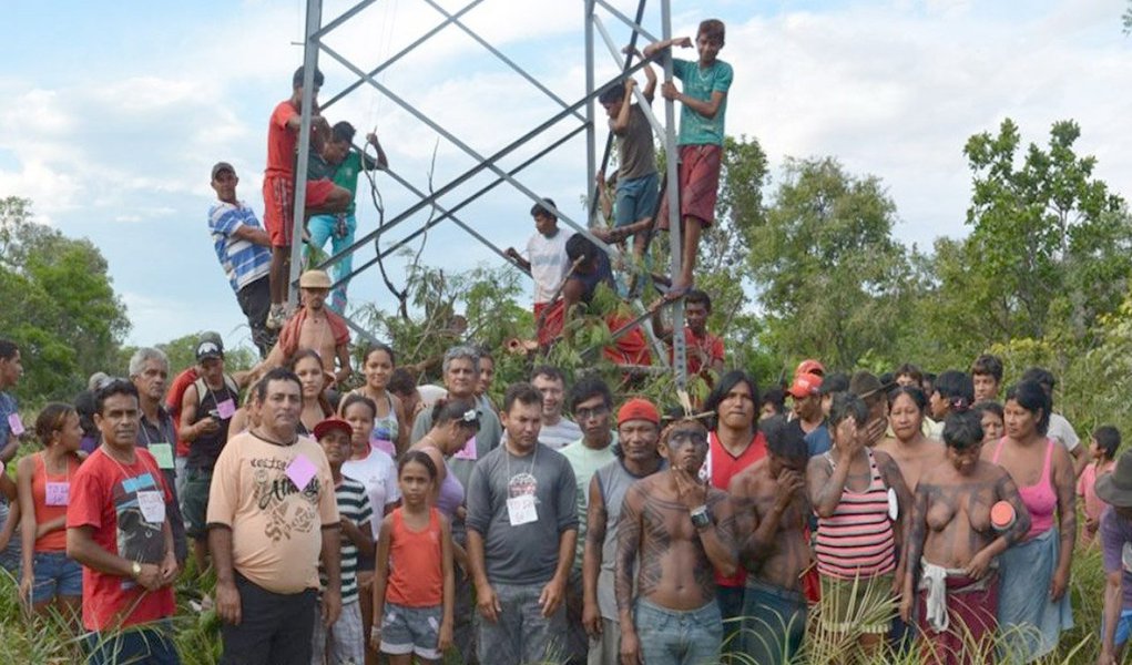 Os manifestantes decidiram suspender a ameaça de derrubar a torre de transmissão até conversarem com o governador em exercício Sandoval Cardoso (SDD), que se comprometeu a ir ao local neste sábado (1º) tentar achar uma alternativa para solucionar o impasse; eles reivindicam a pavimentação asfáltica da rodovia TO-126, que liga os municípios de Tocantinópolis, Maurilândia e Itaguatins, extremo norte do Estado, mas a rodovia passa por dentro de uma reserva indígena e a autorização para as obras depende da Funai (Foto: Aquiles Lins) Os manifestantes decidiram suspender a ameaça de derrubar a torre de transmissão até conversarem com o governador em exercício Sandoval Cardoso (SDD), que se comprometeu a ir ao local neste sábado (1º) tentar achar uma alternativa para solucionar o impasse; eles reivindicam a pavimentação asfáltica da rodovia TO-126, que liga os municípios de Tocantinópolis, Maurilândia e Itaguatins, extremo norte do Estado, mas a rodovia passa por dentro de uma reserva indígena e a autorização para as obras depende da Funai