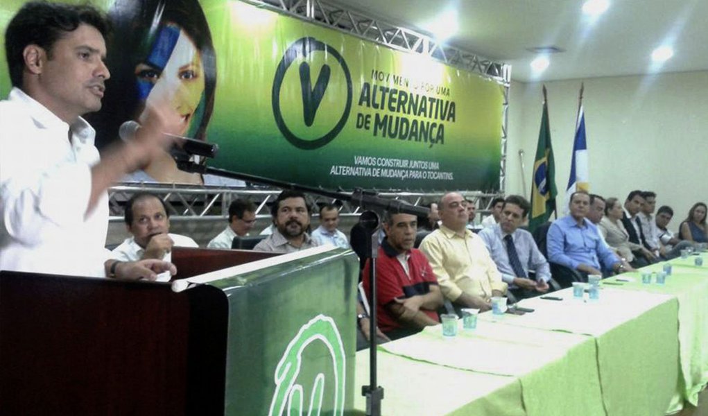 Na reunião, marcada para às 19 horas na sede do partido, os dirigentes do PV devem oficializar o nome do presidente do partido, deputado Marcelo Lelis, como o candidato do partido a governador na eleição indireta, que será realizada pela Assembleia Legislativa no dia 4 de maio; "O partido deve manter a mesma posição, fazendo ressoar na Assembleia o sentimento das ruas. Levaremos para a Assembleia a voz indignada do povo tocantinense diante desse ato tão ruim para o nosso Estado", explicou o pré-candidato do partido (Foto: Aquiles Lins) Na reunião, marcada para às 19 horas na sede do partido, os dirigentes do PV devem oficializar o nome do presidente do partido, deputado Marcelo Lelis, como o candidato do partido a governador na eleição indireta, que será realizada pela Assembleia Legislativa no dia 4 de maio; "O partido deve manter a mesma posição, fazendo ressoar na Assembleia o sentimento das ruas. Levaremos para a Assembleia a voz indignada do povo tocantinense diante desse ato tão ruim para o nosso Estado", explicou o pré-candidato do partido