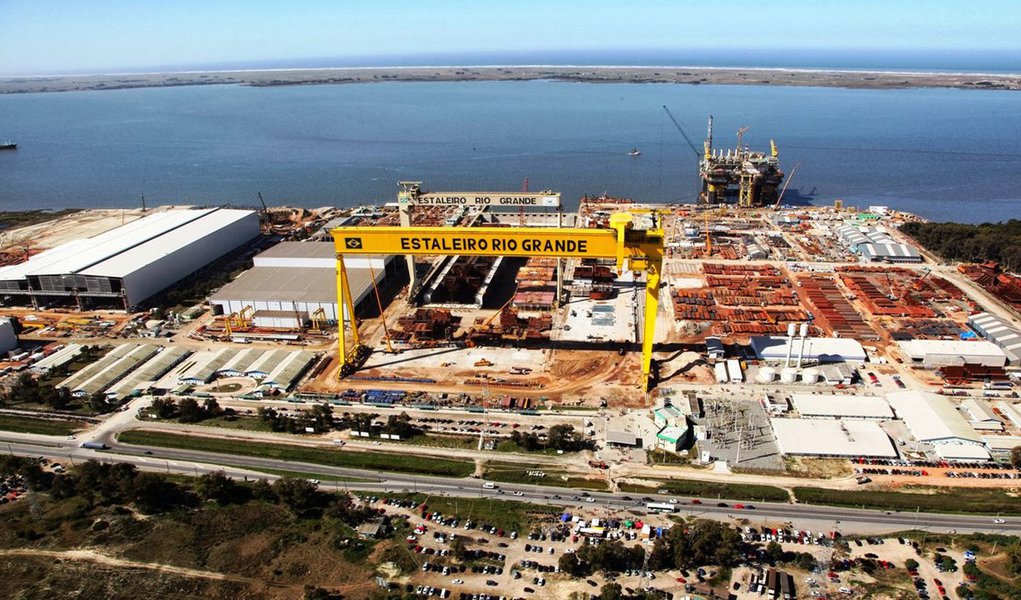 A indústria deve investir mais de R$ 2,3 bilhões no estado do Rio Grande do Sul. O motivo é a chegada de multinacionais e a expansão do pólo naval. As companhias que estão investindo nas terras gaúchas são as chinesas e ucranianas. Entretanto, especialistas consideram baixo o investimento (Foto: Voney Malta) A indústria deve investir mais de R$ 2,3 bilhões no estado do Rio Grande do Sul. O motivo é a chegada de multinacionais e a expansão do pólo naval. As companhias que estão investindo nas terras gaúchas são as chinesas e ucranianas. Entretanto, especialistas consideram baixo o investimento