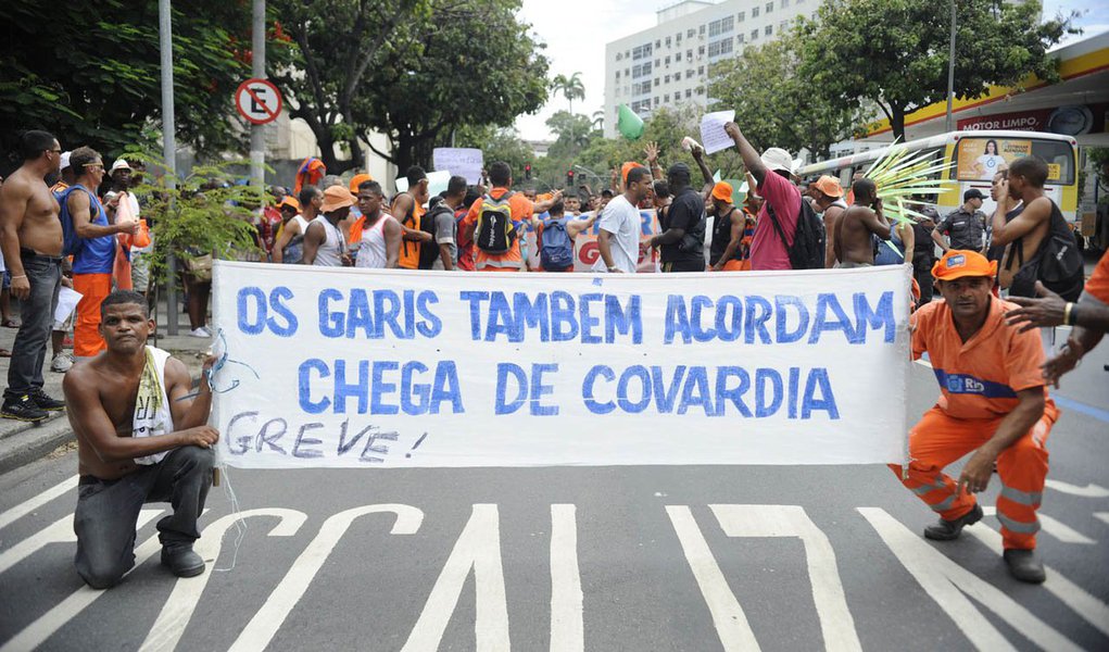 Manifestação feita neste sábado 1º por um grupo de garis "sem representatividade junto à categoria", segundo alegou em nota o Sindicato de Empregados de Empresas de Asseio e Conservação do Município do Rio de Janeiro, não prejudicou a coleta Comlurb no primeiro dia oficial do carnaval carioca; por outro lado, o movimento diz que o sindicato se afastou dos interesses da categoria (Foto: Gisele Federicce) Manifestação feita neste sábado 1º por um grupo de garis "sem representatividade junto à categoria", segundo alegou em nota o Sindicato de Empregados de Empresas de Asseio e Conservação do Município do Rio de Janeiro, não prejudicou a coleta Comlurb no primeiro dia oficial do carnaval carioca; por outro lado, o movimento diz que o sindicato se afastou dos interesses da categoria