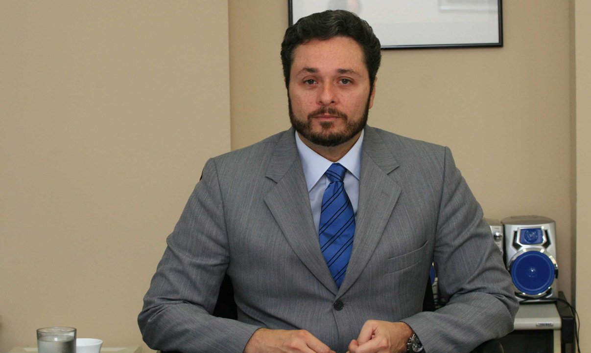 Áreas como educação, saúde, turismo, cultura, infraestrutura, desenvolvimento social e meio ambiente terão menos dinheiro em 2014; apenas sete das 25 secretarias do governo ficaram livres da redução de recursos; orçamento foi classificado como "enxuto e realista" pelo secretário Fazenda, Manoel Vitório; ele explica que não foram incluídos na LOA recursos que ainda são negociados ou operações de crédito que não ingressaram; "É preciso tocar com o que sem tem. Depois é possível se falar em suplementação a partir de obtenção de créditos" (Foto: Romulo Faro) Áreas como educação, saúde, turismo, cultura, infraestrutura, desenvolvimento social e meio ambiente terão menos dinheiro em 2014; apenas sete das 25 secretarias do governo ficaram livres da redução de recursos; orçamento foi classificado como "enxuto e realista" pelo secretário Fazenda, Manoel Vitório; ele explica que não foram incluídos na LOA recursos que ainda são negociados ou operações de crédito que não ingressaram; "É preciso tocar com o que sem tem. Depois é possível se falar em suplementação a partir de obtenção de créditos"