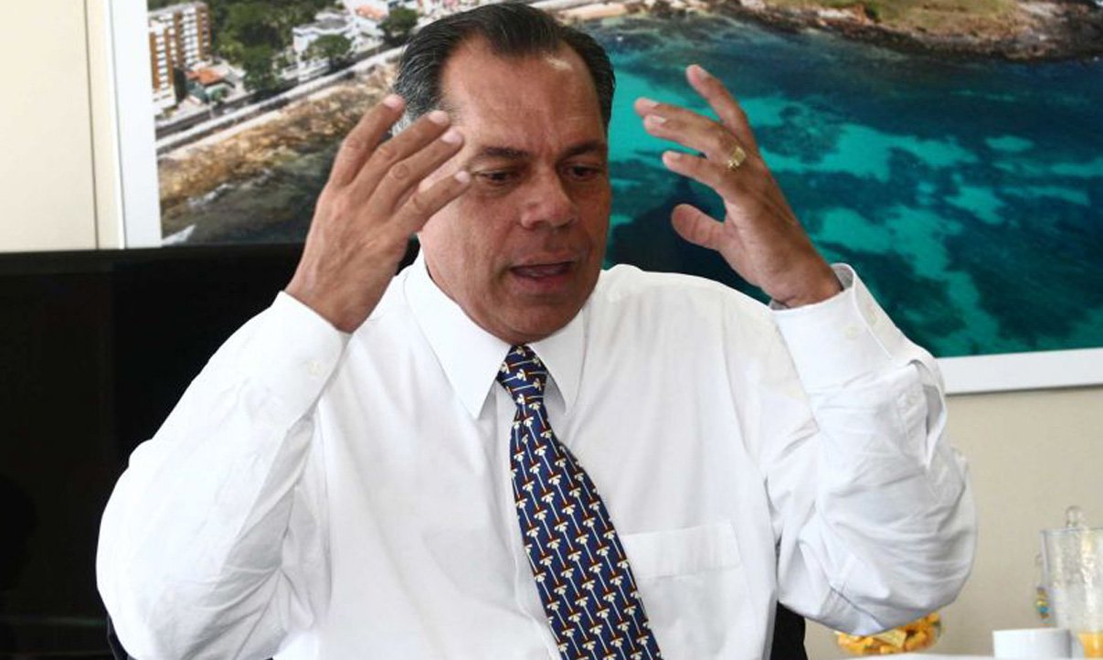 O ex-prefeito João Henrique foi multado mais uma vez pelo Tribunal de Contas dos Municípios; agora, a penalidade foi aplicada por irregularidades em processos de pagamento no valor total de R$ 450.000,00, relacionados ao Projeto de Elaboração do Plano Diretor da Copa de 2014, tendo como credor Ernst & Young Assessoria Empresarial Ltda., processados nos exercícios de 2010 e 2011; o relator, conselheiro substituto Antônio Carlos da Silva, imputou multa de R$ 5 mil ao ex-prefeito (Foto: Romulo Faro) O ex-prefeito João Henrique foi multado mais uma vez pelo Tribunal de Contas dos Municípios; agora, a penalidade foi aplicada por irregularidades em processos de pagamento no valor total de R$ 450.000,00, relacionados ao Projeto de Elaboração do Plano Diretor da Copa de 2014, tendo como credor Ernst & Young Assessoria Empresarial Ltda., processados nos exercícios de 2010 e 2011; o relator, conselheiro substituto Antônio Carlos da Silva, imputou multa de R$ 5 mil ao ex-prefeito