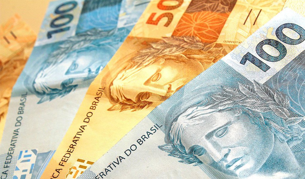A Casa Civil, que confirmou a publicação ainda hoje, não informou sobre possíveis vetos presidenciais à Lei Orçamentária Anual (LOA) aprovada pelo Congresso no último dia 18; valor total do Orçamento para 2014 é R$ 2,488 trilhões; desse total, R$ 654,7 bilhões serão destinados ao refinanciamento da dívida pública; o restante, R$ 1,834 trilhão, está reservado para o orçamento fiscal, da seguridade social e para investimento das empresas estatais (R$ 105,6 bilhões) (Foto: Romulo Faro) A Casa Civil, que confirmou a publicação ainda hoje, não informou sobre possíveis vetos presidenciais à Lei Orçamentária Anual (LOA) aprovada pelo Congresso no último dia 18; valor total do Orçamento para 2014 é R$ 2,488 trilhões; desse total, R$ 654,7 bilhões serão destinados ao refinanciamento da dívida pública; o restante, R$ 1,834 trilhão, está reservado para o orçamento fiscal, da seguridade social e para investimento das empresas estatais (R$ 105,6 bilhões)