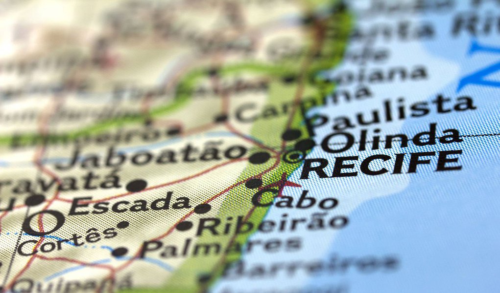 A aprovação do projeto de lei por parte da Comissão de Constituição e Justiça (CCJ) do Senado que possibilita a criação, emancipação ou a fusão de municípios deixou animado os deputados estaduais de Pernambuco; caso a matéria seja aprovada pelo Congresso e receba a sanção da presidente Dilma Rousseff (PT), o Estado poderá ganhar 16 novos municípios; ao todo, 26 projetos do gênero adormecem na Assembleia Legislativa de Pernambuco (Alepe), mas apenas 16 cumprem os pré-requisitos da proposta aprovada pela CCJ (Foto: Paulo Emílio) A aprovação do projeto de lei por parte da Comissão de Constituição e Justiça (CCJ) do Senado que possibilita a criação, emancipação ou a fusão de municípios deixou animado os deputados estaduais de Pernambuco; caso a matéria seja aprovada pelo Congresso e receba a sanção da presidente Dilma Rousseff (PT), o Estado poderá ganhar 16 novos municípios; ao todo, 26 projetos do gênero adormecem na Assembleia Legislativa de Pernambuco (Alepe), mas apenas 16 cumprem os pré-requisitos da proposta aprovada pela CCJ