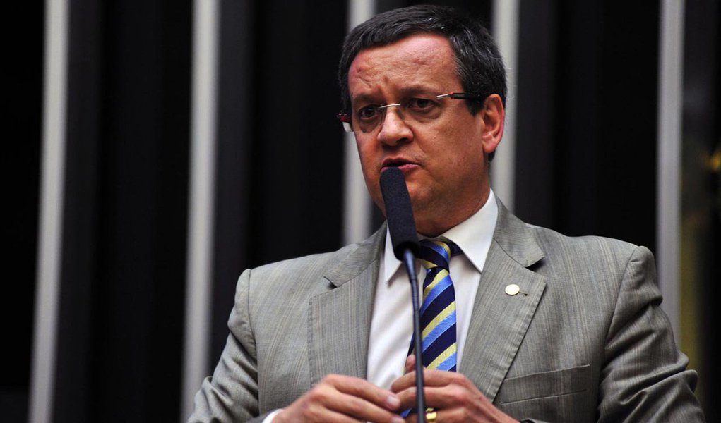 Até o início do próximo mês, o PSB irá entregar à presidente Dilma um documento “deixando claro” quais são as preocupações e propostas para que o Brasil não brinque com a crise; ele afirma ainda que acha "que o Brasil está correndo atrás da inflação ou fazendo de conta que não está vendo" (Foto: Valter Lima) Até o início do próximo mês, o PSB irá entregar à presidente Dilma um documento “deixando claro” quais são as preocupações e propostas para que o Brasil não brinque com a crise; ele afirma ainda que acha "que o Brasil está correndo atrás da inflação ou fazendo de conta que não está vendo"