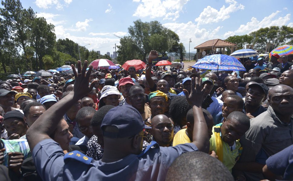 Durante os três dias em que ficou exposto no Union Buildings, o palácio do governo da África do Sul, cerca de 100 mil pessoas passaram pelo local. As estimativas iniciais do governo eram menores, mas foram atualizadas depois de constatarem que, somente no último dia de visitação, mais de 50 mil pessoas foram prestar homenagens ao ícone da luta contra o apartheid (Foto: Leonardo Attuch) Durante os três dias em que ficou exposto no Union Buildings, o palácio do governo da África do Sul, cerca de 100 mil pessoas passaram pelo local. As estimativas iniciais do governo eram menores, mas foram atualizadas depois de constatarem que, somente no último dia de visitação, mais de 50 mil pessoas foram prestar homenagens ao ícone da luta contra o apartheid