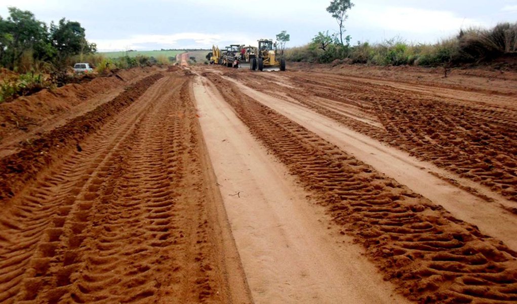 As máquinas da empresa vencedora da licitação já estão na rodovia executando os serviços de complementação de terraplenagem, pavimentação asfáltica e obras de artes especiais da TO-239, no trecho do entroncamento da BR-153 até a cidade de Tupiratins, com extensão de 44,68 Km; o investimento é de R$ 33 milhões, com recursos de financiamento do Banco do Brasil; segundo o governo do Estado, atualmente existe 11 trechos de rodovias estaduais com obras de pavimentação asfáltica; saiba quais são (Foto: Aquiles Lins) As máquinas da empresa vencedora da licitação já estão na rodovia executando os serviços de complementação de terraplenagem, pavimentação asfáltica e obras de artes especiais da TO-239, no trecho do entroncamento da BR-153 até a cidade de Tupiratins, com extensão de 44,68 Km; o investimento é de R$ 33 milhões, com recursos de financiamento do Banco do Brasil; segundo o governo do Estado, atualmente existe 11 trechos de rodovias estaduais com obras de pavimentação asfáltica; saiba quais são
