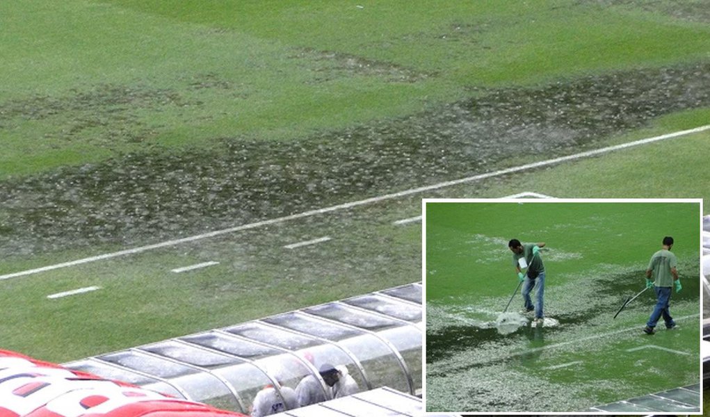 Estragos na cobertura do estádio ocorreram pouco antes da partida entre Cruzeiro e Minas Futebol, pelo Campeonato Mineiro; três placas de metal se desprenderam do teto e caíram na parte lateral do gramado; elas foram retiradas por funcionários da Minas Arena, empresa que administra o estádio; niguém se machucou; o Mineirão receberá seis jogos da Copa do Mundo (Foto: Aquiles Lins) Estragos na cobertura do estádio ocorreram pouco antes da partida entre Cruzeiro e Minas Futebol, pelo Campeonato Mineiro; três placas de metal se desprenderam do teto e caíram na parte lateral do gramado; elas foram retiradas por funcionários da Minas Arena, empresa que administra o estádio; niguém se machucou; o Mineirão receberá seis jogos da Copa do Mundo