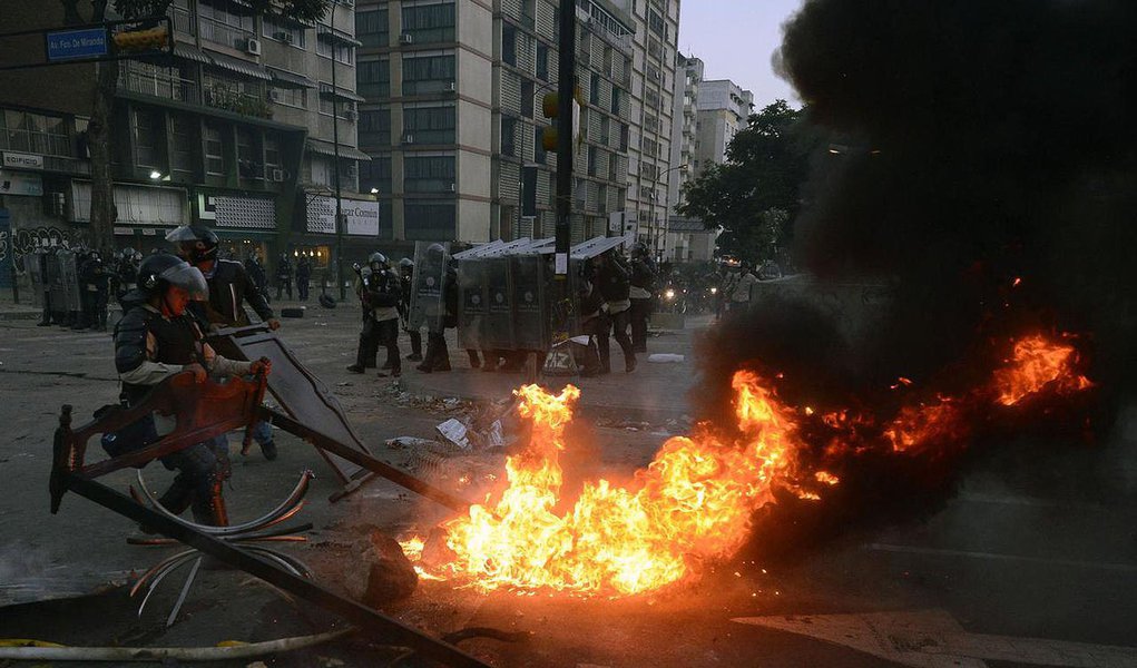Simpatizantes do governo socialista de Maduro, usando roupas vermelhas, realizaram uma "marcha pela paz", enquanto os adversários, vestidos de branco, se reuniram para denunciar a alegada brutalidade das forças de segurança; polícia e os soldados usaram canhões de água e gás lacrimogêneo para bloquear manifestações de estudantes que atiravam pedras e coquetéis molotov e exigiam a liberação do acesso para se dirigirem à Ouvidoria do Estado (Foto: Roberta Namour) Simpatizantes do governo socialista de Maduro, usando roupas vermelhas, realizaram uma "marcha pela paz", enquanto os adversários, vestidos de branco, se reuniram para denunciar a alegada brutalidade das forças de segurança; polícia e os soldados usaram canhões de água e gás lacrimogêneo para bloquear manifestações de estudantes que atiravam pedras e coquetéis molotov e exigiam a liberação do acesso para se dirigirem à Ouvidoria do Estado