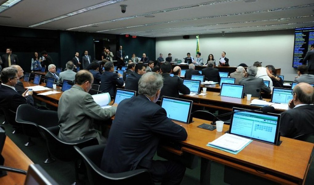 A Comissão de Constituição, Justiça e Cidadania da Câmara dos Deputados garantiu mais um passo para que a regulamentação do exercício da profissão de fotógrafo vire lei, ao aprovar em decisão terminativa a proposta apresentada para proteger os profissionais do setor; o texto segue agora para o Senado, onde haverá a última votação da proposta (Foto: Leonardo Attuch) A Comissão de Constituição, Justiça e Cidadania da Câmara dos Deputados garantiu mais um passo para que a regulamentação do exercício da profissão de fotógrafo vire lei, ao aprovar em decisão terminativa a proposta apresentada para proteger os profissionais do setor; o texto segue agora para o Senado, onde haverá a última votação da proposta