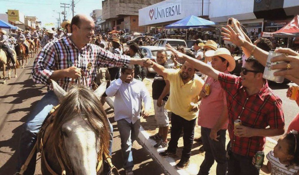 Cerca de cinco mil cavaleiros e amazonas participaram da cavalgada que percorreu quase seis quilômetros; “Nós temos que valorizar nossas manifestações populares. O povo de Araguaína está de parabéns, o Sindicato Rural também, pela realização desta grande festa e nós não poderíamos deixar de participar e comemorar essa alegria junto com todos”, disse o governador Sandoval Cardoso (Foto: Aquiles Lins) Cerca de cinco mil cavaleiros e amazonas participaram da cavalgada que percorreu quase seis quilômetros; “Nós temos que valorizar nossas manifestações populares. O povo de Araguaína está de parabéns, o Sindicato Rural também, pela realização desta grande festa e nós não poderíamos deixar de participar e comemorar essa alegria junto com todos”, disse o governador Sandoval Cardoso