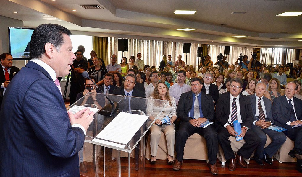 Governador diz que governo federal deveria custear até 50% da folha de pagamento das polícias Militar, Civil e Técnico-Científica e do Corpo de Bombeiros Militar: “Propomos que o Fundo Constitucional seja repartido aos Estados conforme o número de agentes de segurança pública por habitante: quanto mais policiais, mais verba o Estado receberia” (Foto: Roberta Namour) Governador diz que governo federal deveria custear até 50% da folha de pagamento das polícias Militar, Civil e Técnico-Científica e do Corpo de Bombeiros Militar: “Propomos que o Fundo Constitucional seja repartido aos Estados conforme o número de agentes de segurança pública por habitante: quanto mais policiais, mais verba o Estado receberia”