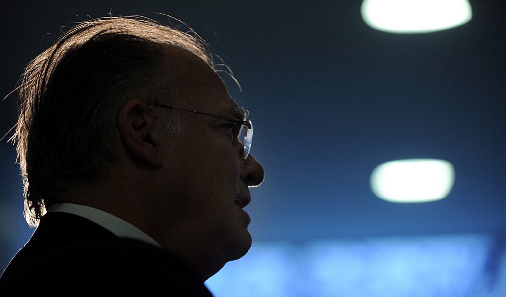 Deputado federal e presidente nacional do PPS joga água benta no projeto do socialismo de Eduardo Campos (PSB), diz que modelo petista esgotou-se e que Lula nem de esquerda é; “Ele é só o assistencialismo do Bolsa Família. Qual a sua grande obra?”; ex-comunista, analisa que a derrota do socialismo real, pós 1989, veio pela economia; revela, ainda, que a estratégia do PPS em 2014 é dobrar a sua representação federal e que acordo entre Campos e Aécio Neves (PSDB) num eventual segundo turno ocorrerá naturalmente (Foto: Realle Palazzo-Martini) Deputado federal e presidente nacional do PPS joga água benta no projeto do socialismo de Eduardo Campos (PSB), diz que modelo petista esgotou-se e que Lula nem de esquerda é; “Ele é só o assistencialismo do Bolsa Família. Qual a sua grande obra?”; ex-comunista, analisa que a derrota do socialismo real, pós 1989, veio pela economia; revela, ainda, que a estratégia do PPS em 2014 é dobrar a sua representação federal e que acordo entre Campos e Aécio Neves (PSDB) num eventual segundo turno ocorrerá naturalmente