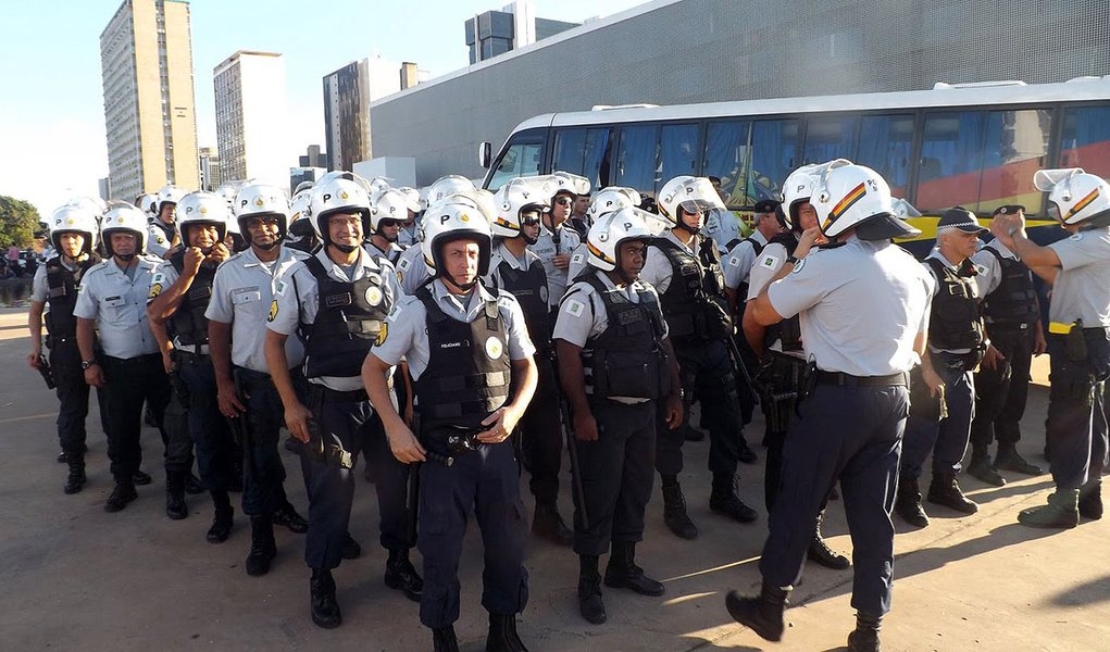 Quatro policiais foram presos pela Corregedoria da Polícia Militar do Distrito Federal por terem publicado ofensas contra a corporação nas redes sociais; um dos presos é oficial e os outros três são praças; outro PMs também foi identificado como um responsáveis por um blog que tem criticado tanto o governo do DF como a corporação (Foto: Leonardo Lucena) Quatro policiais foram presos pela Corregedoria da Polícia Militar do Distrito Federal por terem publicado ofensas contra a corporação nas redes sociais; um dos presos é oficial e os outros três são praças; outro PMs também foi identificado como um responsáveis por um blog que tem criticado tanto o governo do DF como a corporação