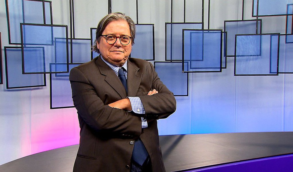 Colunista da Istoé Paulo Moreira Leite diz que a "caçada a blogueiros iniciada com a investigação sobre um suposto 'bunker' do PT na prefeitura de Guarulhos” é uma "tentativa autoritária de silenciar vozes que divergem do monopólio político da mídia": “Quem impede o debate sobre a democratização dos meios de comunicação força o jogo na sombra de verbas públicas” (Foto: Roberta Namour) Colunista da Istoé Paulo Moreira Leite diz que a "caçada a blogueiros iniciada com a investigação sobre um suposto 'bunker' do PT na prefeitura de Guarulhos” é uma "tentativa autoritária de silenciar vozes que divergem do monopólio político da mídia": “Quem impede o debate sobre a democratização dos meios de comunicação força o jogo na sombra de verbas públicas”