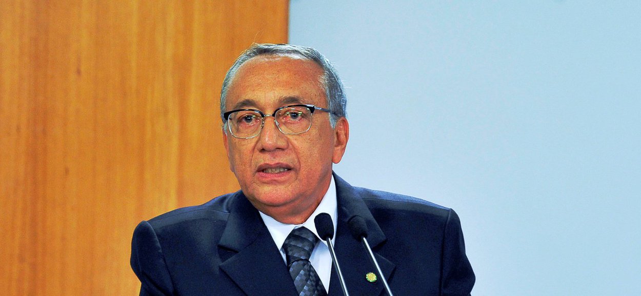 O ministro do Turismo afirmou que abriria mão da disputa, se além da governadora Roseana Sarney (PMDB), o pretendente fosse o senador licenciado e ministro das Minas e Energia, Edison Lobão; na semana passada osenador em exercício Lobão Filho (PMDB) – suplente de Edison Lobão – disse que quer disputar a eleição de Senador, caso a governadora não deixe o governo; essa foi a primeira vez que Gastão Vieira se declara oficialmente interessado na disputa ao Senado (Foto: Itevaldo Junior) O ministro do Turismo afirmou que abriria mão da disputa, se além da governadora Roseana Sarney (PMDB), o pretendente fosse o senador licenciado e ministro das Minas e Energia, Edison Lobão; na semana passada osenador em exercício Lobão Filho (PMDB) – suplente de Edison Lobão – disse que quer disputar a eleição de Senador, caso a governadora não deixe o governo; essa foi a primeira vez que Gastão Vieira se declara oficialmente interessado na disputa ao Senado