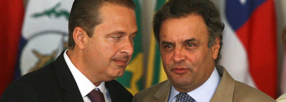 Potenciais candidatos à Presidência da República em 2014, o governador de Pernambuco, Eduardo Campos (PSB), e o senador mineiro Aécio Neves (PSDB) dividem entre si a atenção do empresariado nacional; propostas para desonerar o setor produtivo, abertura de diálogo e preocupação com a retomada da economia, são alguns dos pontos destacados para justificar a simpatia pelas ideias defendidas pelos pré-candidatos do PSB e do PSDB; e neste cenário, os projetos de Campos para o setor começam a ganhar espaços que até então eram ocupados pelo PSDB (Foto: Paulo Emílio) Potenciais candidatos à Presidência da República em 2014, o governador de Pernambuco, Eduardo Campos (PSB), e o senador mineiro Aécio Neves (PSDB) dividem entre si a atenção do empresariado nacional; propostas para desonerar o setor produtivo, abertura de diálogo e preocupação com a retomada da economia, são alguns dos pontos destacados para justificar a simpatia pelas ideias defendidas pelos pré-candidatos do PSB e do PSDB; e neste cenário, os projetos de Campos para o setor começam a ganhar espaços que até então eram ocupados pelo PSDB