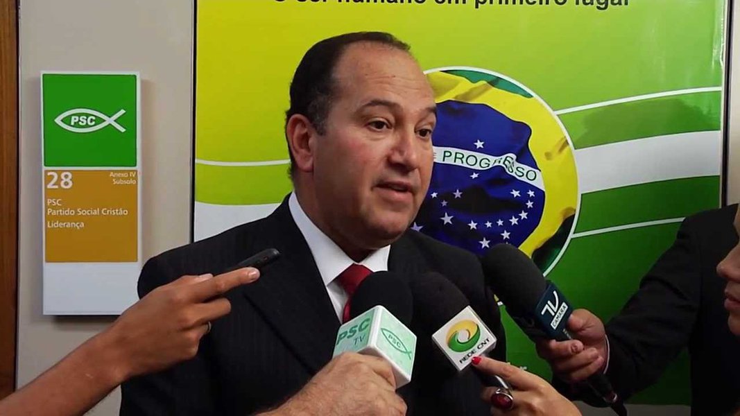 O Pastor Everaldo Pereira (PSC), que tem 4% das intenções de voto na corrida presidencial, estando empatado tecnicamente com o ex-governador de Pernambuco Eduardo Campos (PSB), que registra 7% do eleitorado, segundo a última pesquisa Datafolha, afirmou que irá privatizar “tudo o que for possível” caso seja eleito no pleito de outubro; o pré-candidato disse, ainda que pretende ampliar o programa Bolsa Família, uma das vitrines do PT e que também já foi alvo de promessas dos adversários, além de defender uma revisão da política nacional de segurança pública (Foto: Paulo Emílio) O Pastor Everaldo Pereira (PSC), que tem 4% das intenções de voto na corrida presidencial, estando empatado tecnicamente com o ex-governador de Pernambuco Eduardo Campos (PSB), que registra 7% do eleitorado, segundo a última pesquisa Datafolha, afirmou que irá privatizar “tudo o que for possível” caso seja eleito no pleito de outubro; o pré-candidato disse, ainda que pretende ampliar o programa Bolsa Família, uma das vitrines do PT e que também já foi alvo de promessas dos adversários, além de defender uma revisão da política nacional de segurança pública