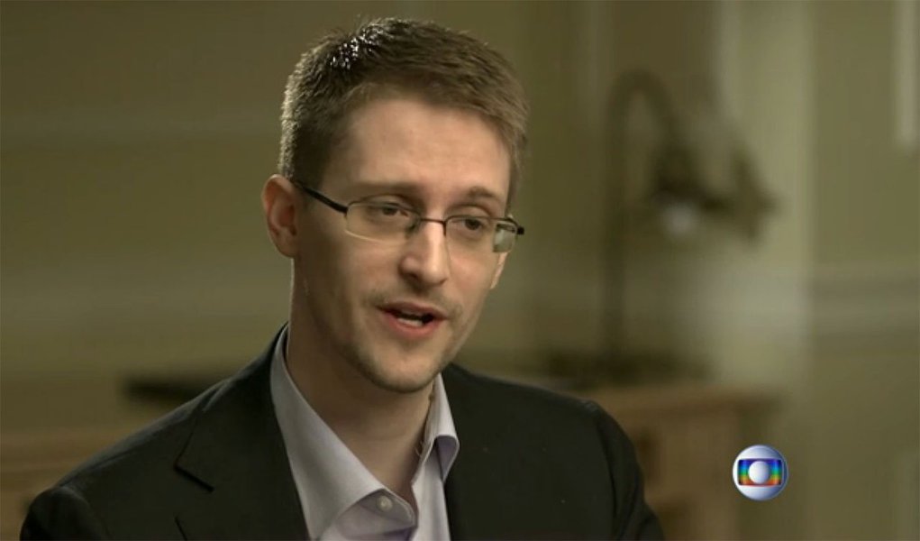 Em entrevista ao Fantástico, da Rede Globo, delator dos abusos de espionagem dos EUA Edward Snowden diz que se surpreendeu com negativa do governo brasileiro: "Eu adoraria morar no Brasil. Talvez eu não tenha cumprido algum procedimento a ser seguido"; em dezembro, ele publicou uma "carta aberta ao povo do Brasil, prometendo colaborar com as investigações sobre a ação da NSA no país em troca do asilo
(Foto: Roberta Namour) Em entrevista ao Fantástico, da Rede Globo, delator dos abusos de espionagem dos EUA Edward Snowden diz que se surpreendeu com negativa do governo brasileiro: "Eu adoraria morar no Brasil. Talvez eu não tenha cumprido algum procedimento a ser seguido"; em dezembro, ele publicou uma "carta aberta ao povo do Brasil, prometendo colaborar com as investigações sobre a ação da NSA no país em troca do asilo